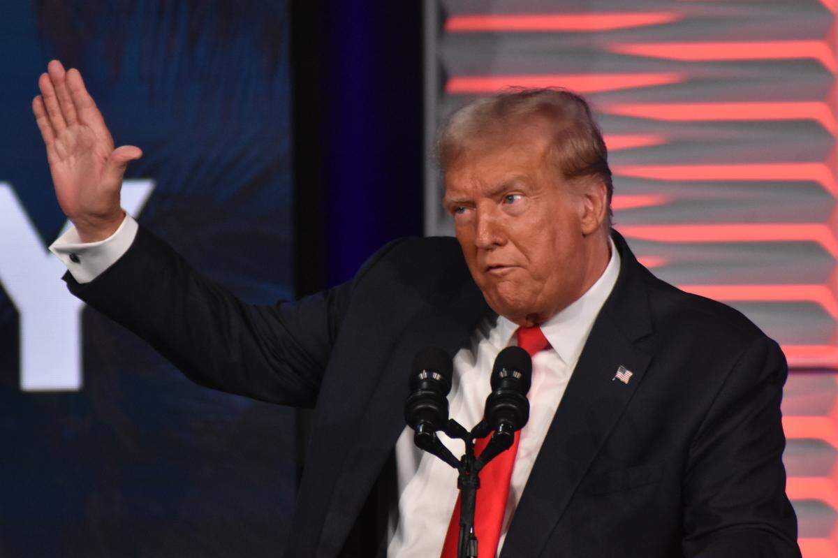 El expresidente de Estados Unidos Donald Trump (2017-2021) felicitó este domingo al mandatario electo de Argentina, el ultraderechista Javier Milei, y se declaró “orgulloso” por su victoria.