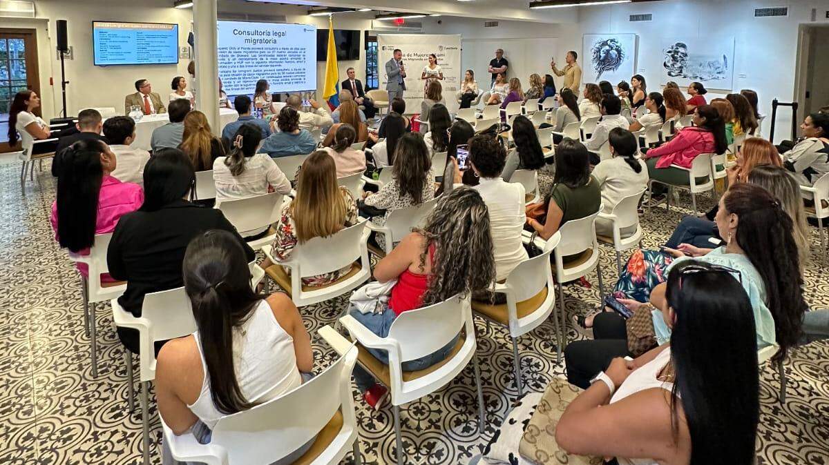 El proyecto Madres Migrando en Bienestar que apoyará a 100 colombianas en el sur de la Florida fue presentado el 12 de octubre de 2023 en el Consulado General de Colombia en Miami.