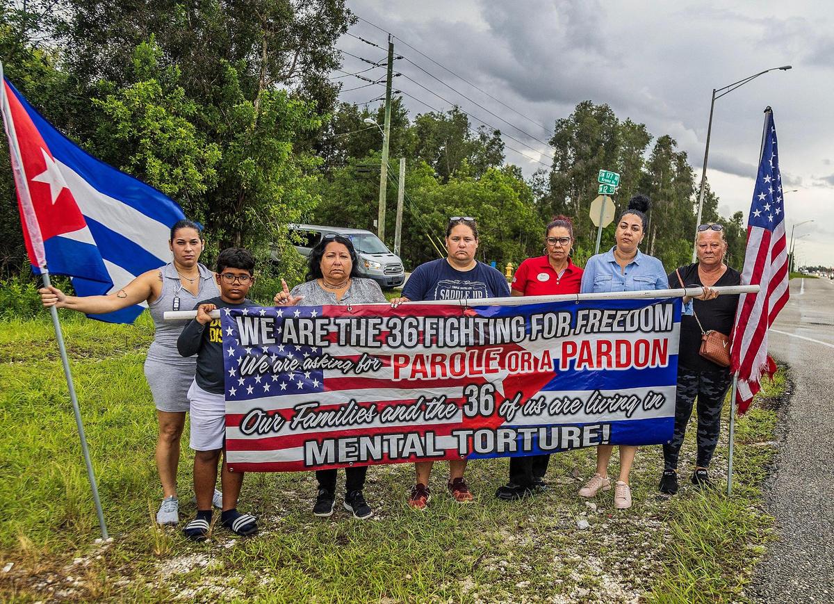 Familiares de cubanos detenidos por ICE protestan frente al Centro de Detención Krome en Miami para evitar su deportación.