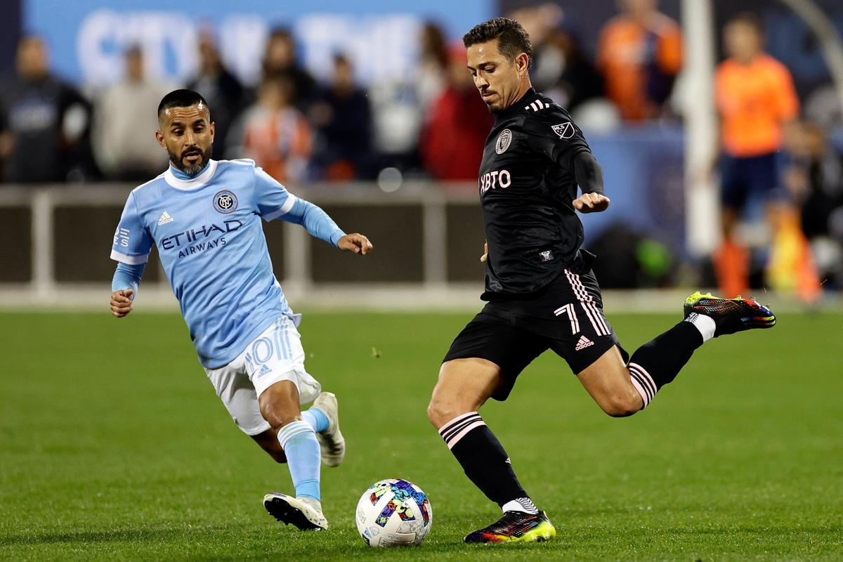 El jugador del Inter Miami Jean Mota (der.) conduce la pelota ante la marca de Maximiliano Morález, del NY City, en el partido celebrado el 17 de octubre de 2022 en Nueva York.