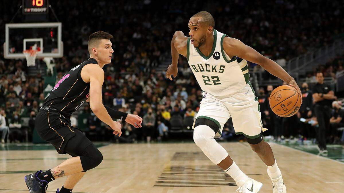 El jugador de los Bucks Khris Middleton conduce la pelota ante la marca de Tyler Herro, del Heat de Miami, en el partido celebrado el 4 de diciembre de 2021 en Milwaukee.