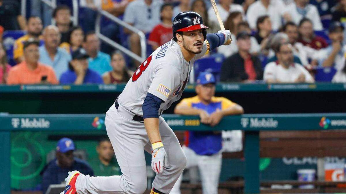 Nolan Arenado hace un sencillo en una línea hacia el jardinero derecho Anthony Santander. Paul Goldschmidt avanza a la tercera base durante el partido de cuartos de final del Clásico Mundial de Béisbol contra Venezuela en el loanDepot Park de Miami el sábado 18 de marzo de 2023.