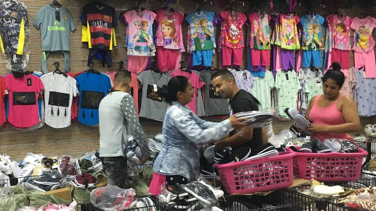 Los cubanos compran productos de bajo costo en Guyana. Algunos revenden sus compras en la isla para financiar sus viajes a Guyana para solicitar visas en la embajada de EEUU.