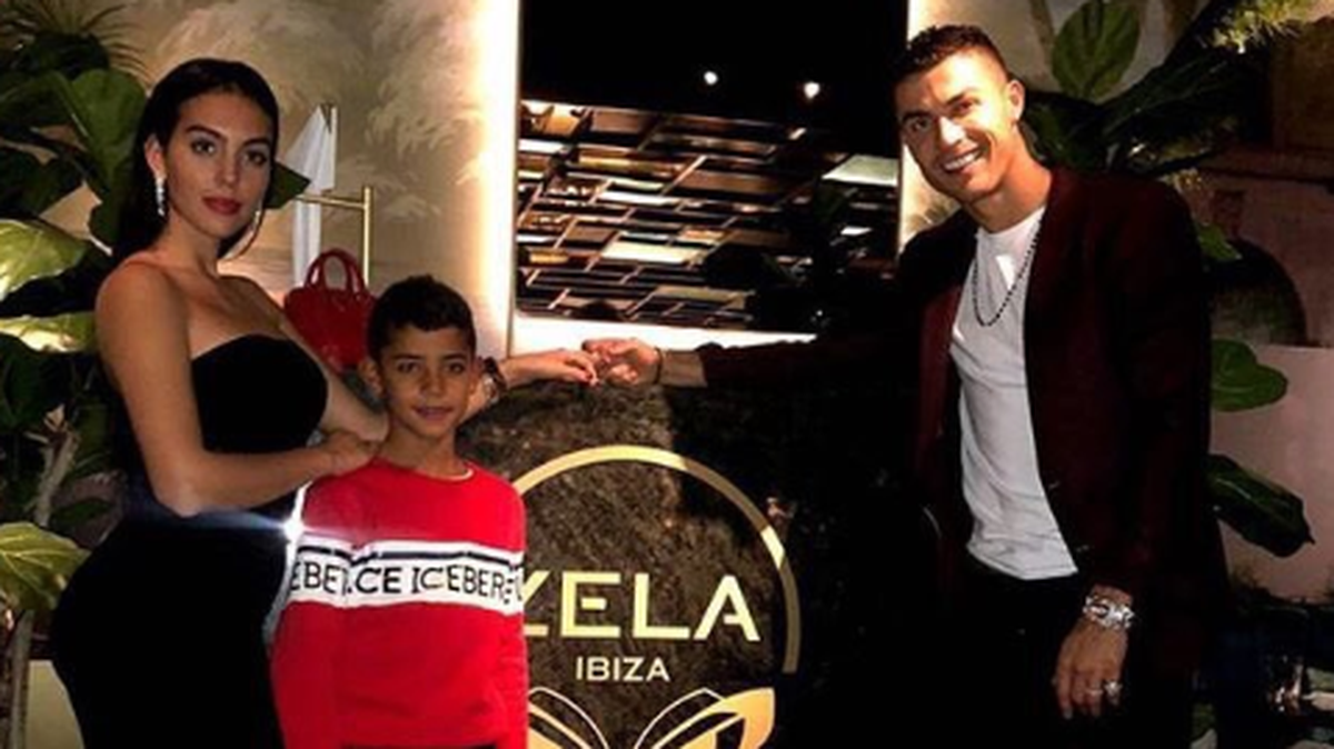 El diario portugués Correo Da Manha informó que Cristiano Ronaldo y su novia Georgina Rodríguez fueron fotografiados durante una cena en un restaurante de Londres y en las imágenes se puede apreciar que los dos llevan una alianza de platino y diamantes.