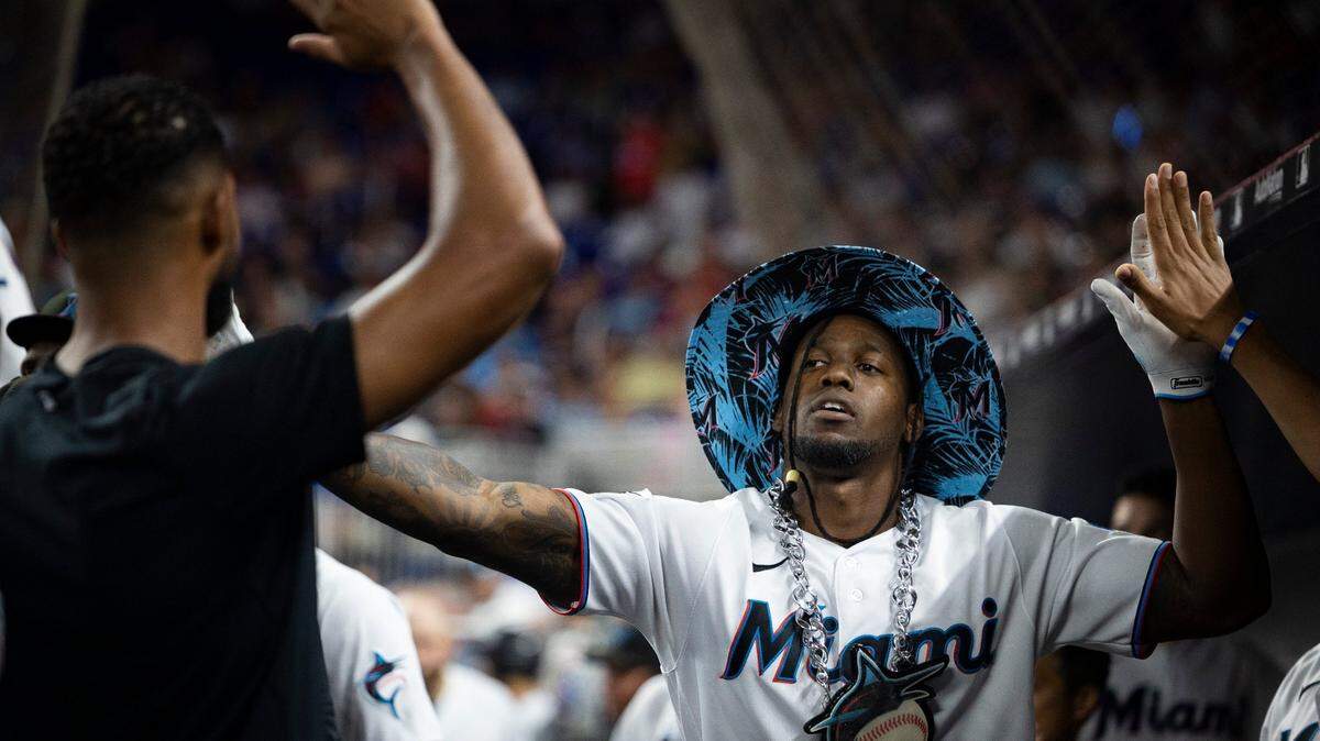 El jardinero derecho de los Marlins Jorge Soler celebra tras pegar un jonrón en el octavo inning del partido contra los Astros de Houston, celebrado el 15 de agosto de 2023 en Miami.
