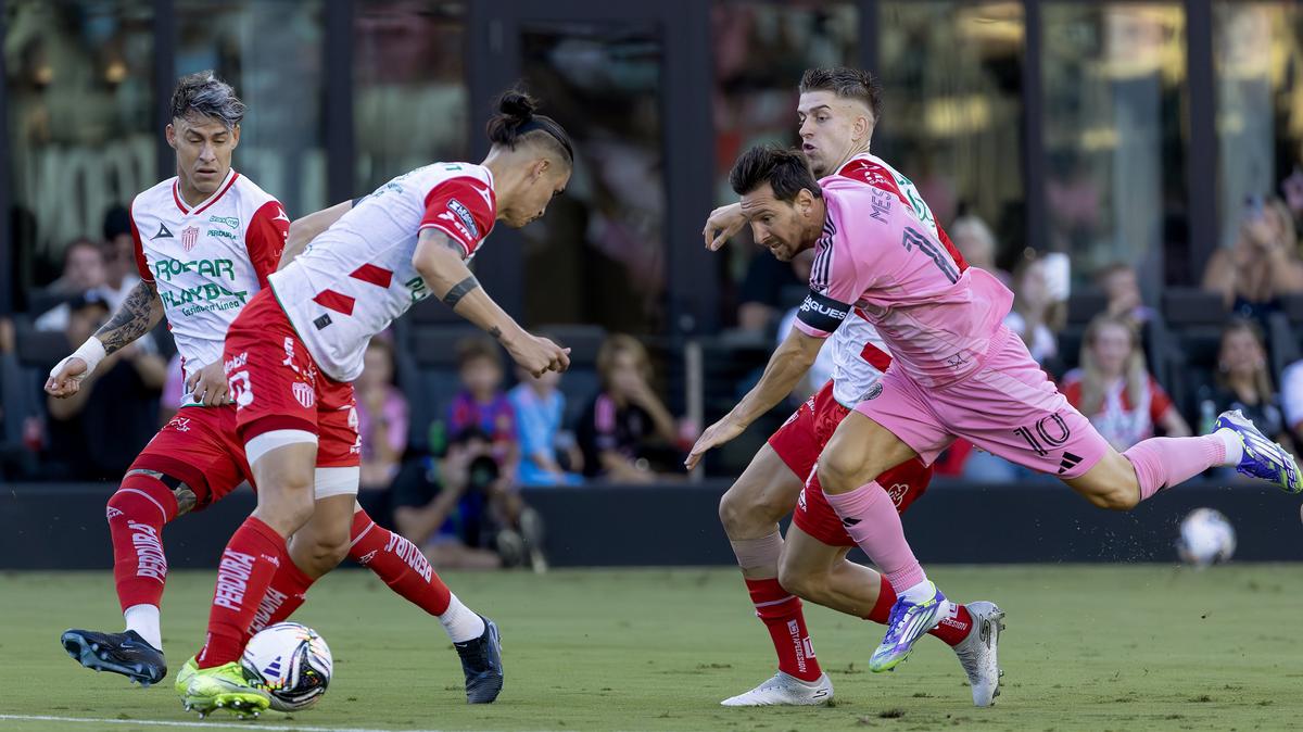 El delantero del Inter Miami Lionel Messi (der.) es derribado por Baltasar Rodríguez (11), de Necaxa, en la primera parte del partido celebrado el 2 de agosto de 2025 en el Chase Stadium en Fort Lauderdale, Florida.