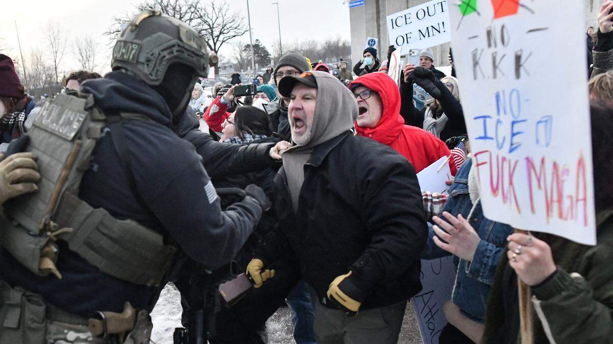 Manifestantes se enfrentan con agentes federales frente al edificio federal Bishop Henry Whipple en Saint Paul, Minnesota, el 8 de enero de 2026.