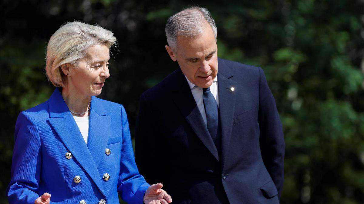 La presidenta de la Comisión Europea, Ursula von der Leyen, habla con el primer ministro canadiense, Mark Carney, durante una ceremonia de bienvenida a la Cumbre del Grupo de los Siete (G7) en Kananaskis, Alberta, Canadá, el lunes 16 de junio de 2025.
