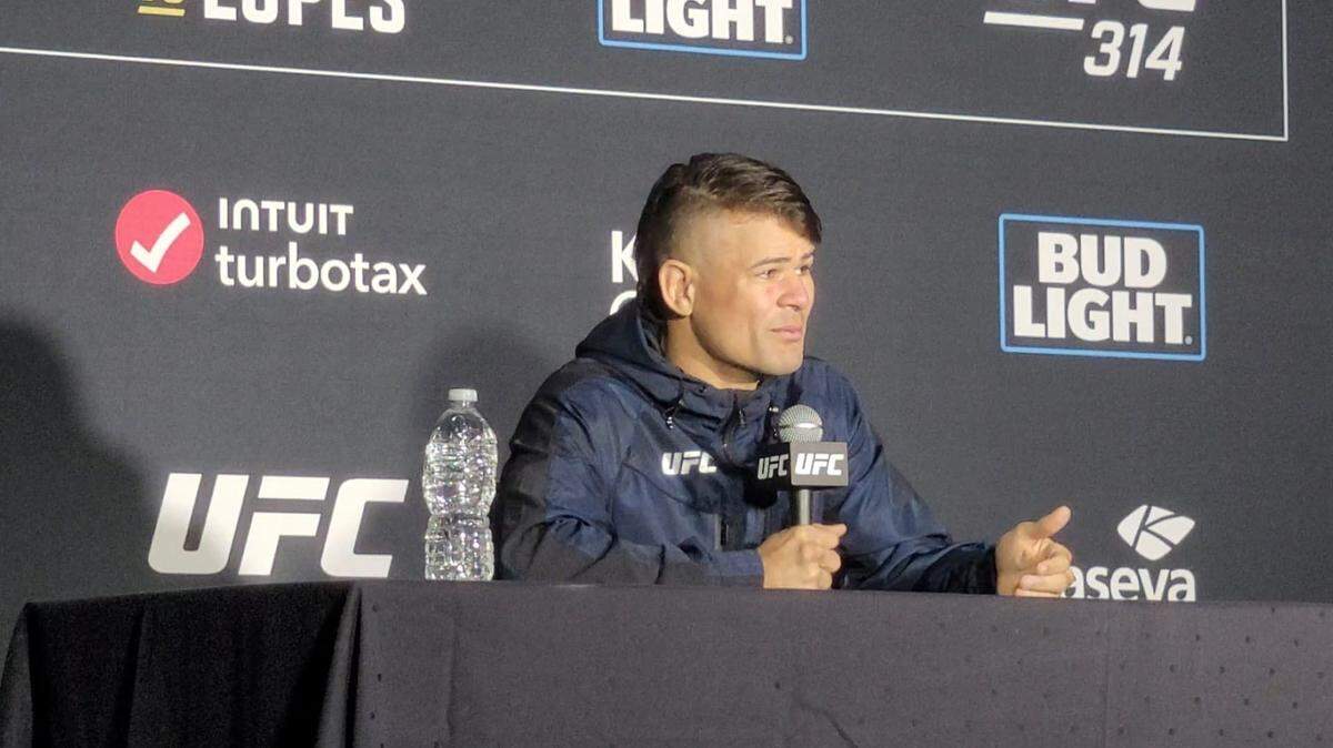 Diego Lopes es el símbolo de lo improbable. Cuando este sábado entre al octágono para disputar la faja mundial de las 145 libras en la UFC 314, habría que recordar que su camino hacia la cima fue un sendero construido con coraje.