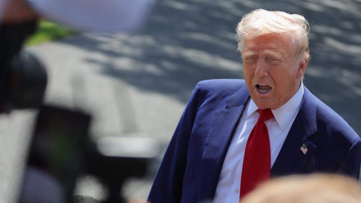 El presidente Donald Trump culpó el miércoles a su predecesor Joe Biden de las malas cifras del Producto Interno Bruto (PIB) estadounidense para el primer trimestre. En la foto, Trump habla con reporteros en uno de los patios de la Casa Blanca, Washington, DC, el martes 29 de abril de 2025.