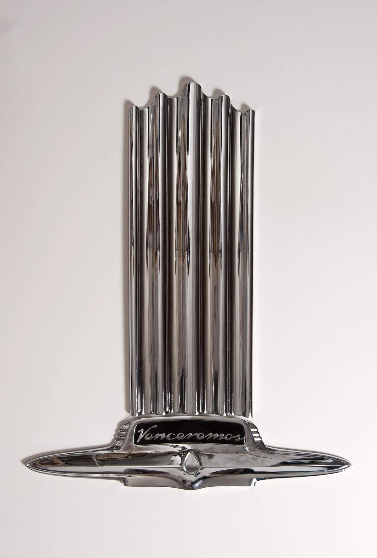 ‘Venceremos pontiac’, 2019, bronce cromado y pintura,&nbsp; 30 x 24.8 x 1.5 pulgadas (77 x 63 x 4 cm).