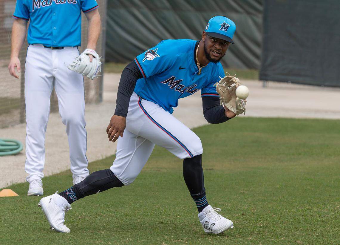 El segunda base de los Marlins Otto López captura una pelota en una práctica en el entrenamiento de primavera, celebrada el 17 de febrero de 2025 en el Roger Dean Stadium en Jupiter, Florida.
