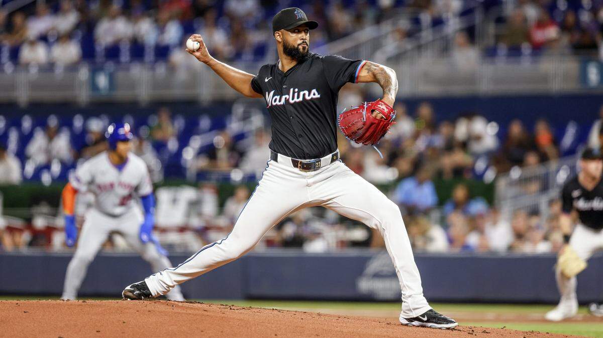 El lanzador de los Marlins de Miami, Sandy Alcantara (22), lanza en la primera entrada durante el juego de la MLB contra los Mets de Nueva York en loanDepot Park en Miami, Florida, el viernes 26 de septiembre de 2025.