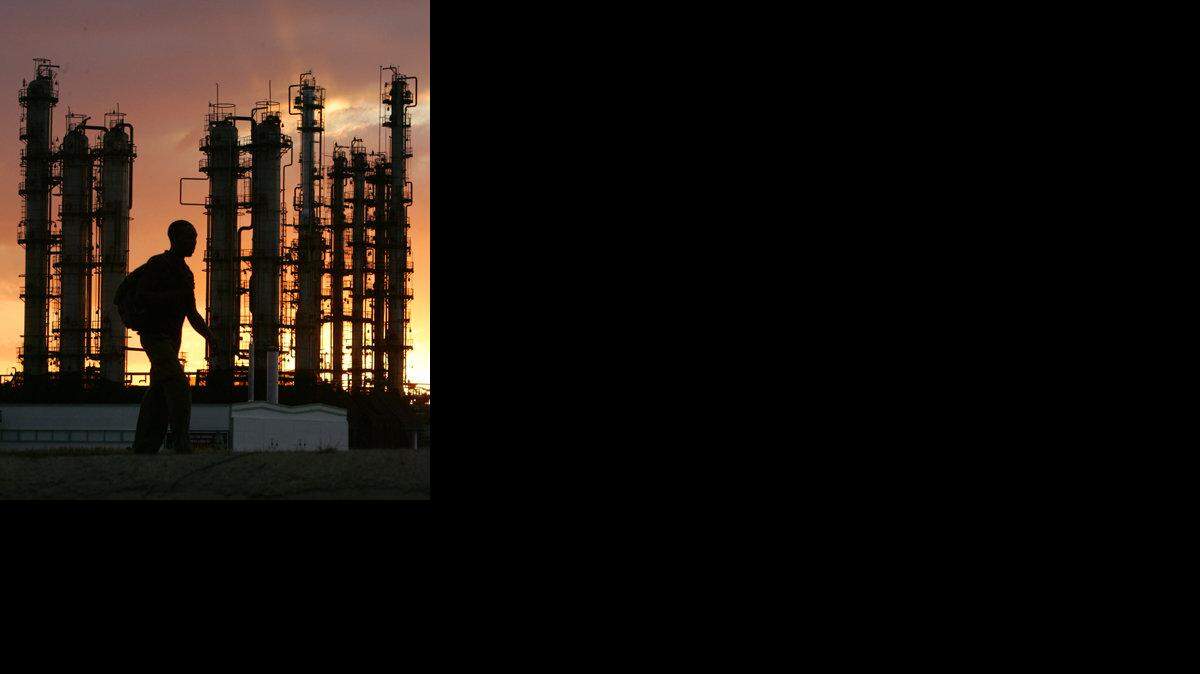Esta imagen del 20 de diciembre del 2007, muestra la refinería Camilo Cienfuegos, en Cienfuegos, a 280km al este de La Habana.