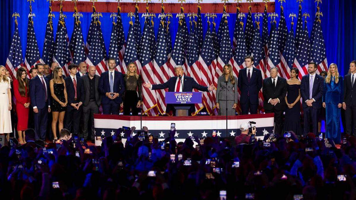 El candidato presidencial republicano, el ex presidente Donald Trump habla la noche de elecciones rodeado de su familia y amigos en el Centro de Convenciones del Condado Palm Beach Convention el martes, 5 de noviembre de 2024.