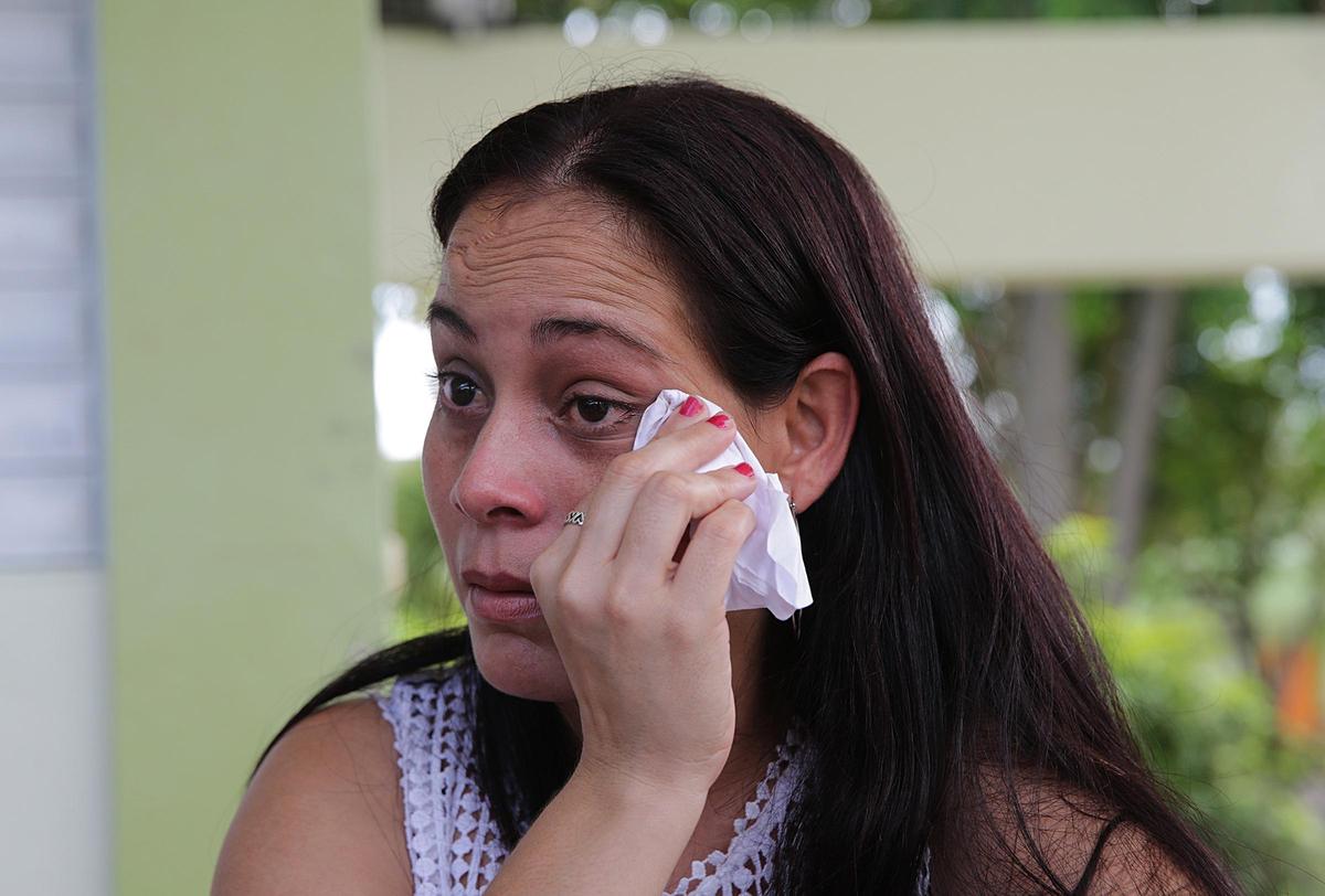 Yesenia Santiago llora mientras habla sobre el cierre de la escuela de su hija Marylee, de 10 años, quien padece del síndrome de Down. Cualquier cambio para Marylee es difícil y puede entorpecer su desarrollo.