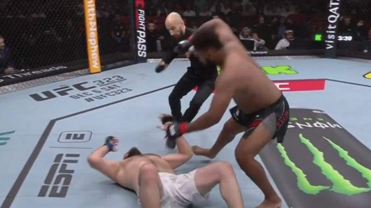 Waldo Cortés-Acosta (der.) noqueó en 82 segundos a Shamil Gaziev, el sábado en la UFC Catar. 