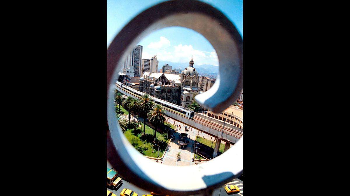 Vista parcial del viaducto del metro en la ciudad de Medellín (Colombia). Al fondo una de las obras símbolo de la pujanza paisa el Palacio de La Cultura.