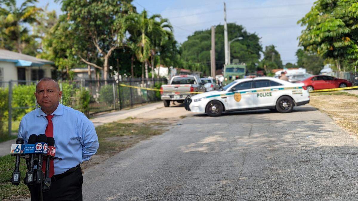 Los policías de Miami-Dade que acababan de ingresar a una casa con una orden de allanamiento fueron atacados a tiros por un hombre en una habitación con una mujer y un bebé, dijo en el lugar el portavoz de la policía de Miami-Dade, Álvaro Zabaleta. Nadie salió herido.