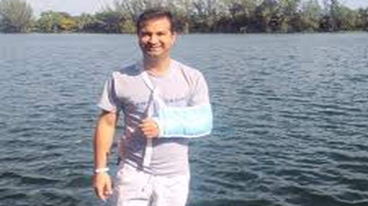 El congresista por el condado de Monroe subió a la red social una foto en la que aparece sonriente con el brazo izquierdo en cabestrillo