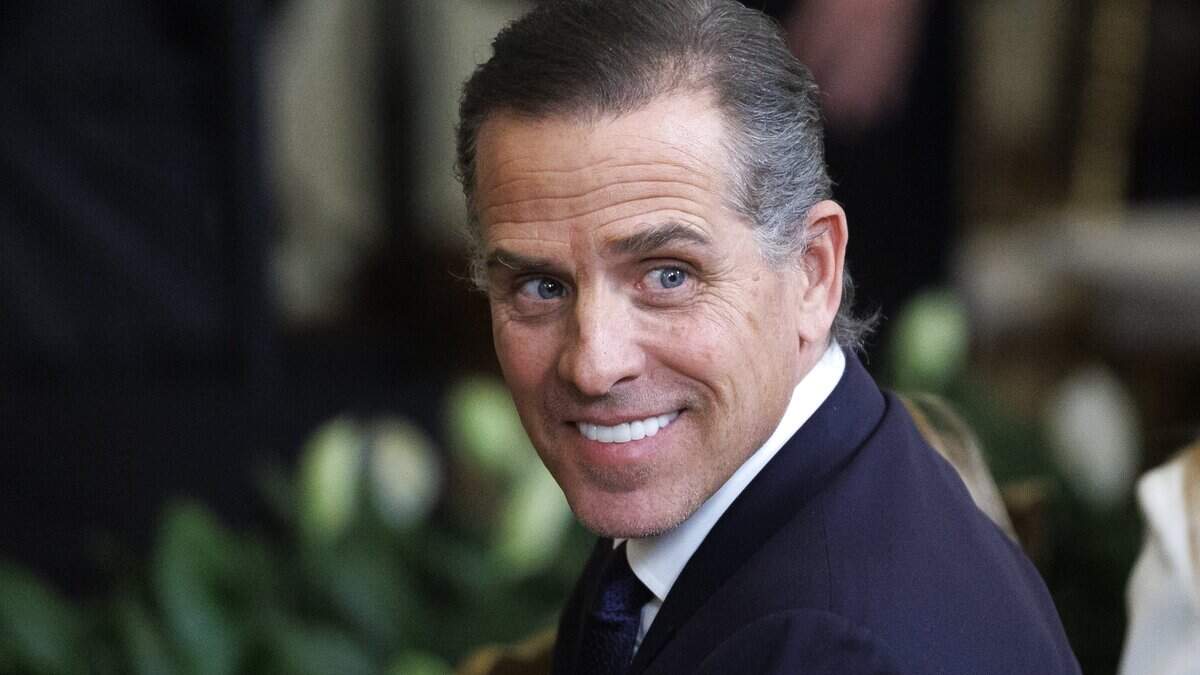 Hunter Biden, hijo del presidente de Estados Unidos, Joe Biden, observa desde el Salón Este de la Casa Blanca durante una ceremonia de entrega de la Medalla Presidencial de la Libertad el 4 de enero de 2025 en Washington, D.C. El presidente Biden otorgó a 19 personas la máxima condecoración civil del país.