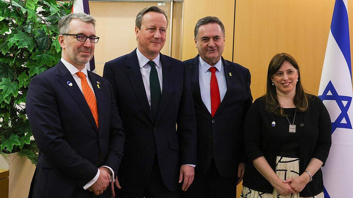 Tzipi Hotovely con el ministro de Asuntos Exteriores del Reino Unido, David Cameron, y el ministro de Asuntos Exteriores israelí, Israel Katz, en Jerusalén, Israel, el 24 de enero de 2024.