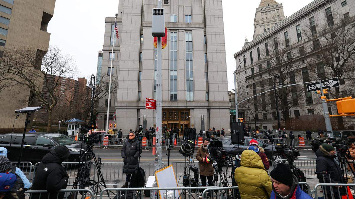 Miembros de la prensa se reúnen afuera del Tribunal de los Estados Unidos Daniel Patrick Moynihan mientras el depuesto presidente venezolano Nicolás Maduro espera su audiencia de presentación de cargos el 5 de enero de 2026 en Nueva York.
