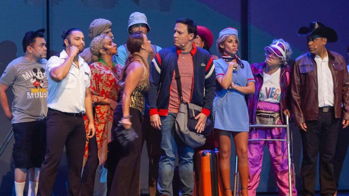 Raúl González (centro) junto al elenco de “Visa para un sueño”.