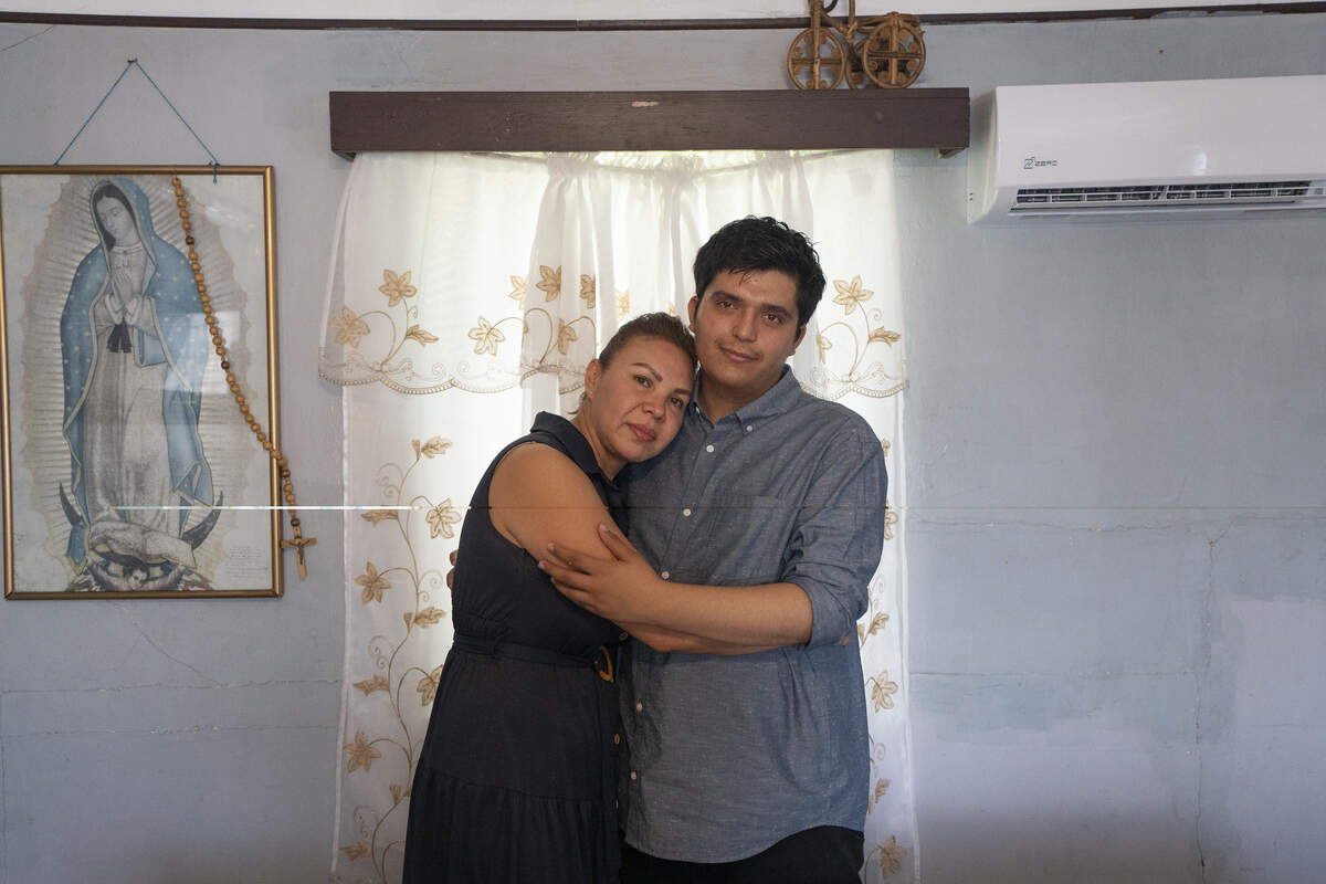 Damian abraza a su tía Claudia Zermeño, quien asumió su tutela legal después de que su padre fuera deportado a México. Ella cuida de él, de sus dos hijos y de su madre.