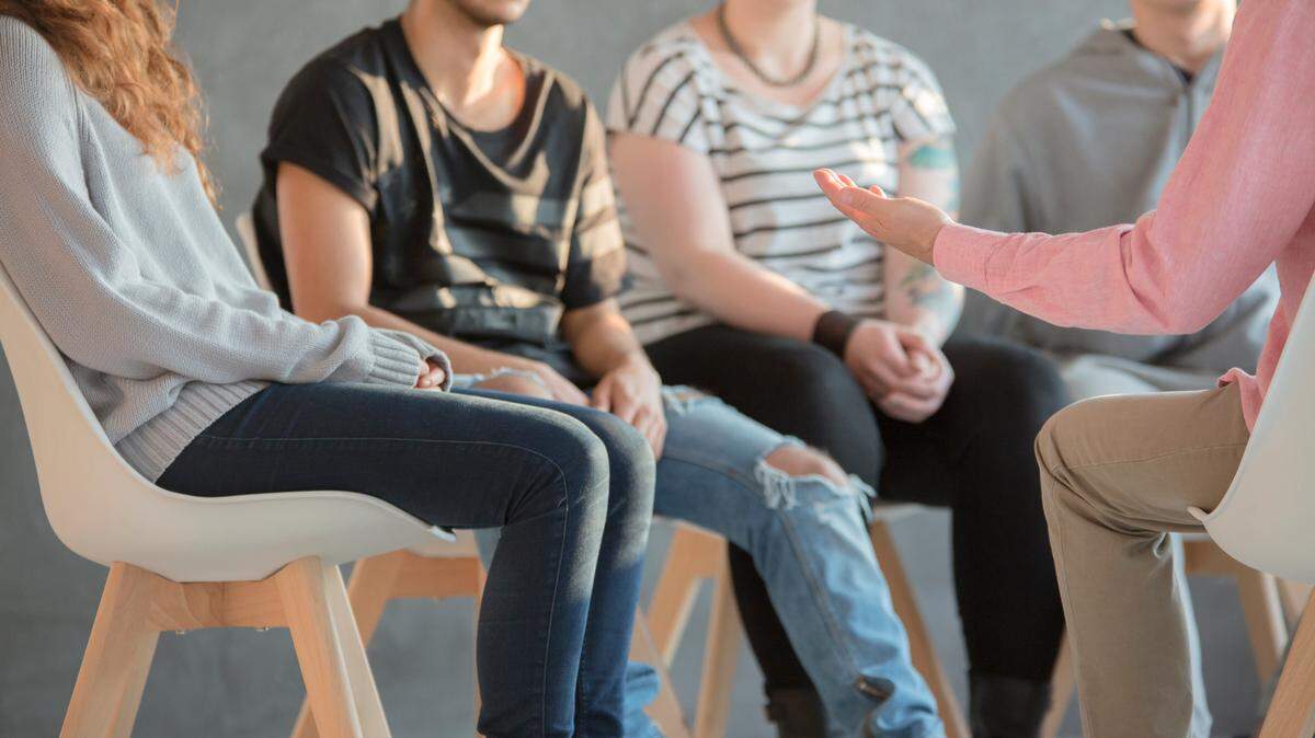Adolescentes son escuchados en una sesión de terapia educacional.