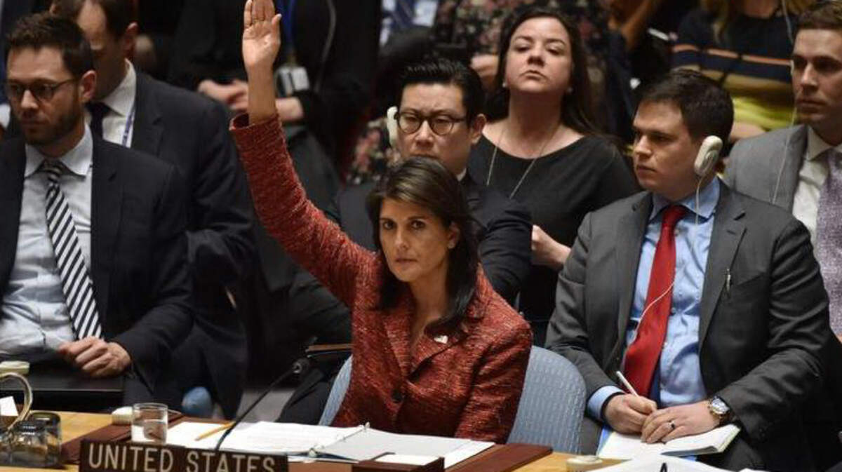 En esta foto de archivo tomada el 10 de abril de 2018, la embajadora de los Estados Unidos ante las Naciones Unidas, Nikki Haley (C) vota a favor para crear una investigación sobre el uso de armas en Siria, en la Sede de las Naciones Unidas en Nueva York.