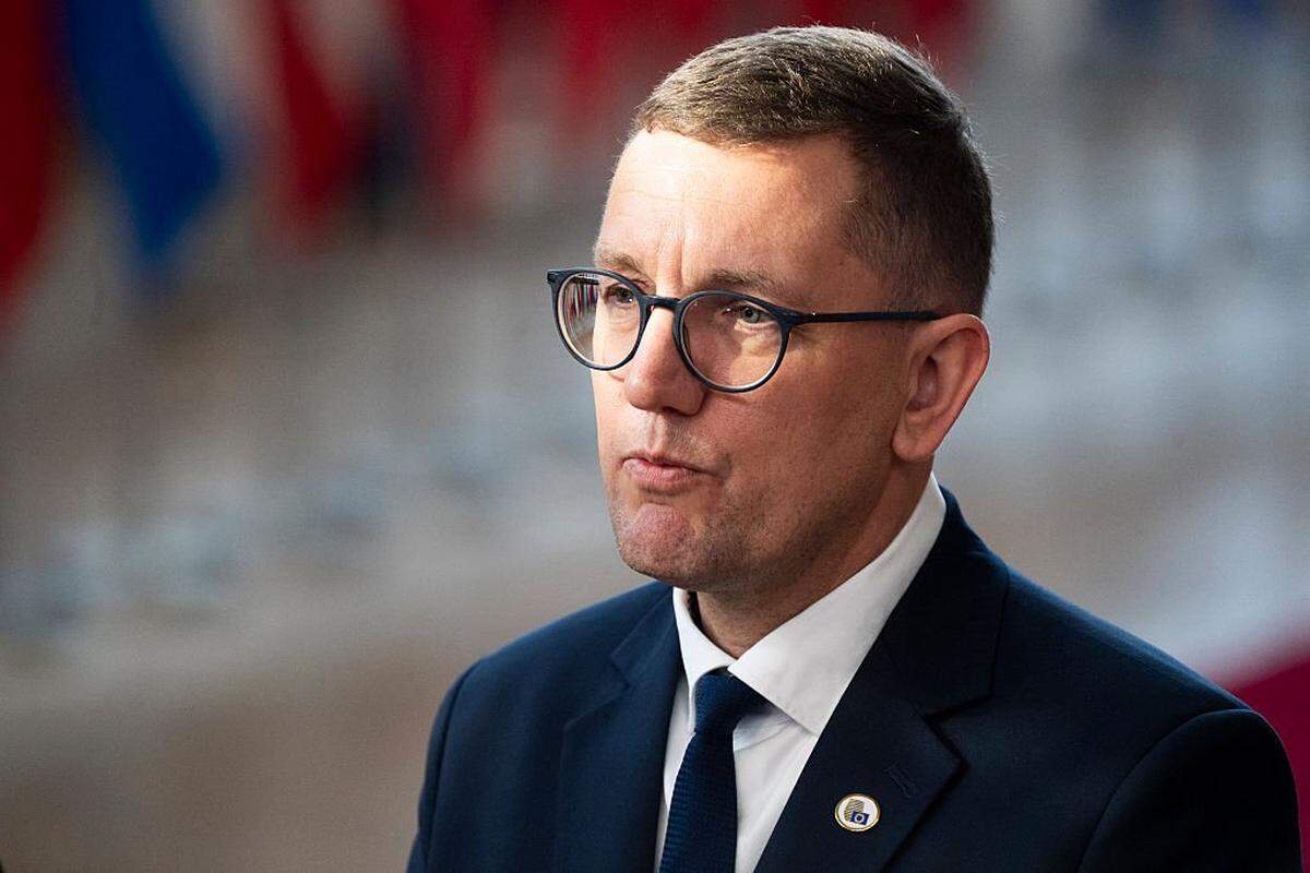 Según el primer ministro, Kristen Michal, el programa, llamado “eesti.ai”, quiere convertir a Estonia en “el país más avanzado en materia de inteligencia artificial”. Esta nueva iniciativa de “E-stonia”, nombre que desde hace años se atribuye a sí misma esta nación báltica por su uso de nuevas tecnologías, costará 85 millones de euros y formará en IA a 100,000 personas adultas.