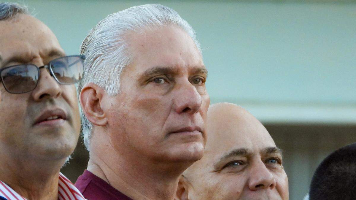       El embajador de Venezuela en Cuba, Orlando Maneiro, el presidente de Cuba, Miguel Díaz-Canel, y el secretario de Organización del Partido Comunista de Cuba (PCC), Roberto Morales Ojeda, asisten a un acto de solidaridad con Venezuela en La Habana el 17 de octubre de 2025. (Foto de Adalberto Roque / AFP)