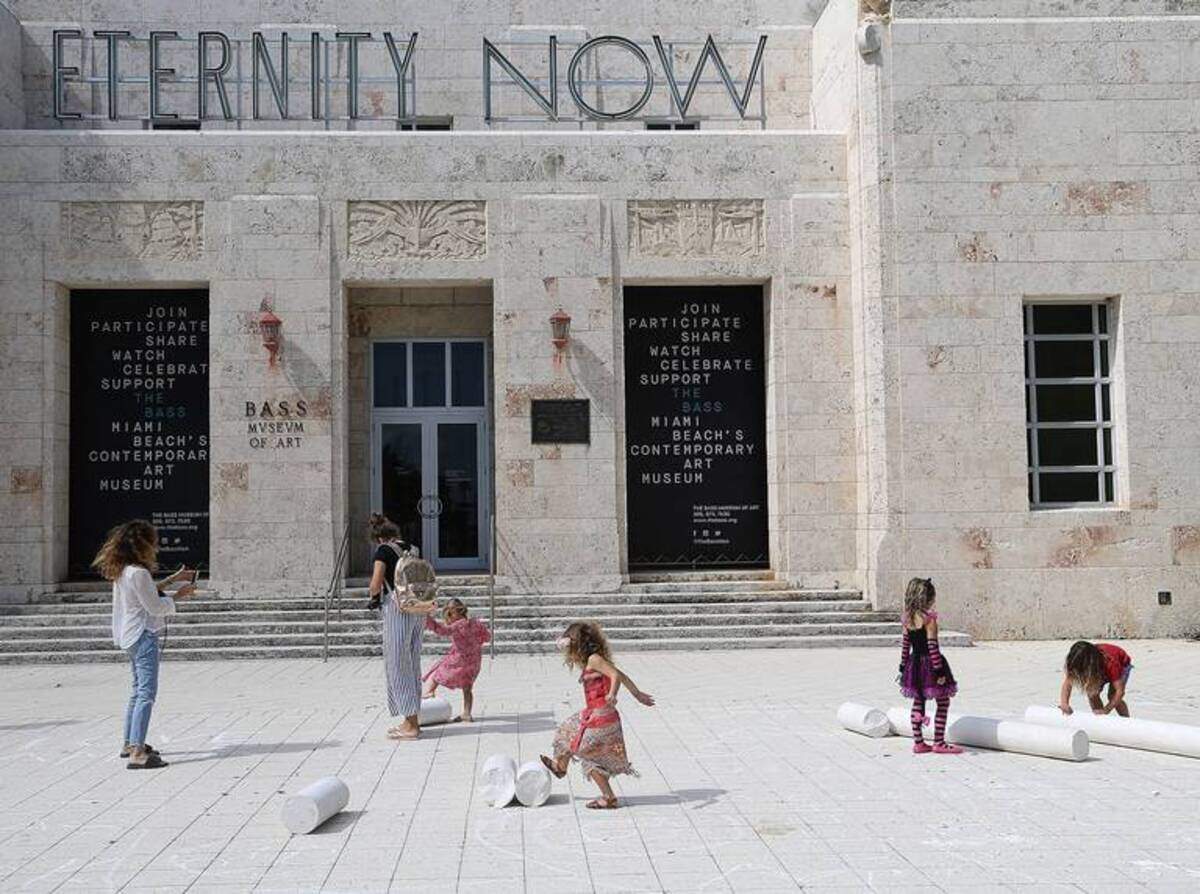 Los niños se involucran con tiza afuera del museo Bass el 29 de octubre de 2017. El museo está supervisando un programa piloto para llevar museos de arte y centros de artes escénicas a las escuelas públicas.