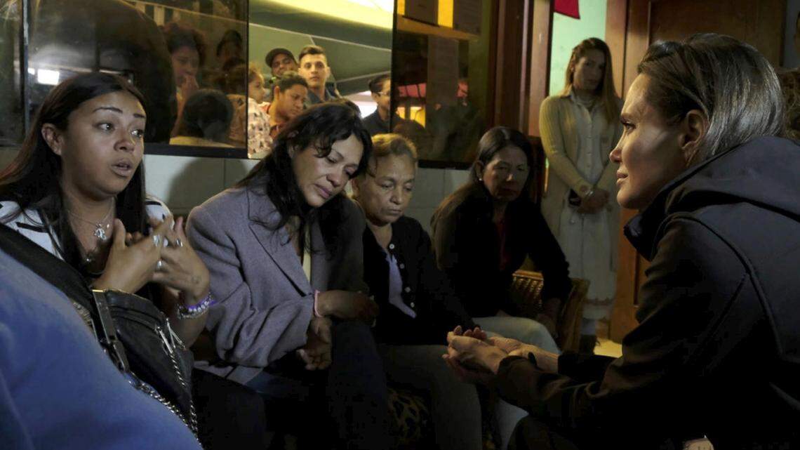 La enviada especial del ACNUR, Angelina Jolie, escucha a las mujeres venezolanas en el albergue Albergue Sin Fronteras en Lima, Perú.