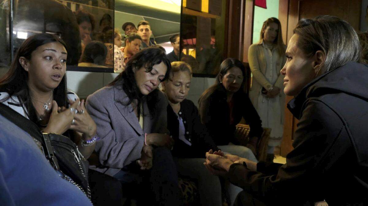 La enviada especial del ACNUR, Angelina Jolie, escucha a las mujeres venezolanas en el albergue Albergue Sin Fronteras en Lima, Perú.