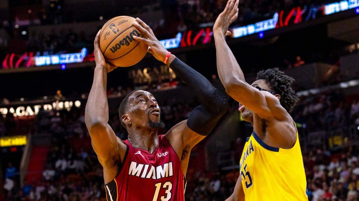 El centro titular del Heat Bam Adebayo (izq.) está enfermo y no jugará en el partido del lunes contra los Timberwolves de Minnesota en el FTX Arena.