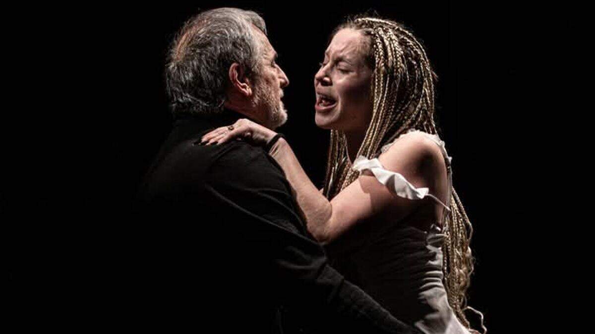 Juan David Ferrer (Amlet) y Crhis Gómez (Ofelia) en una escena de “Ayer dejé de matarme”, la obra de Erom Jimmy basada en un texto del dramaturgo cubano Rogelio Orizondo, quien a su vez se remontaba al “Hamlet” de William Shakespeare y a “La Máquina Hamlet”, del alemán Heiner Müller.