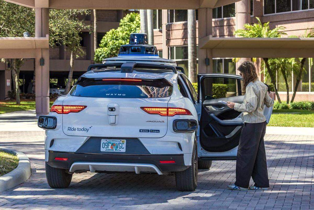 La reportera del Miami Herald, Catherine Odom, sube a un auto sin conductor Waymo en las oficinas del Miami Herald.