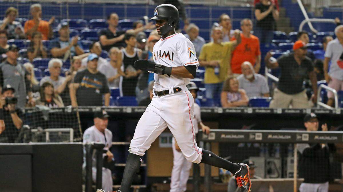 El jardinero central de los Marlins Lewis Brinson anota una carrera para los Marlins en el quinto inning del partido ante los Bravos, el 10 de mayo de 2018 en Miami.