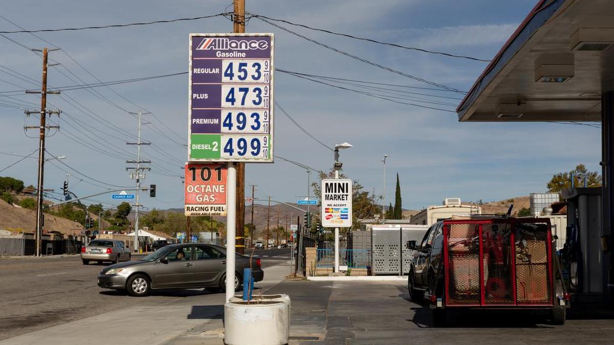 En uno de los casos más visibles de inflación, los precios del combustible se dispararon un 59 por ciento en el último año, según el Departamento de Trabajo.  Foto para The Washington Post por Allison Zaucha.