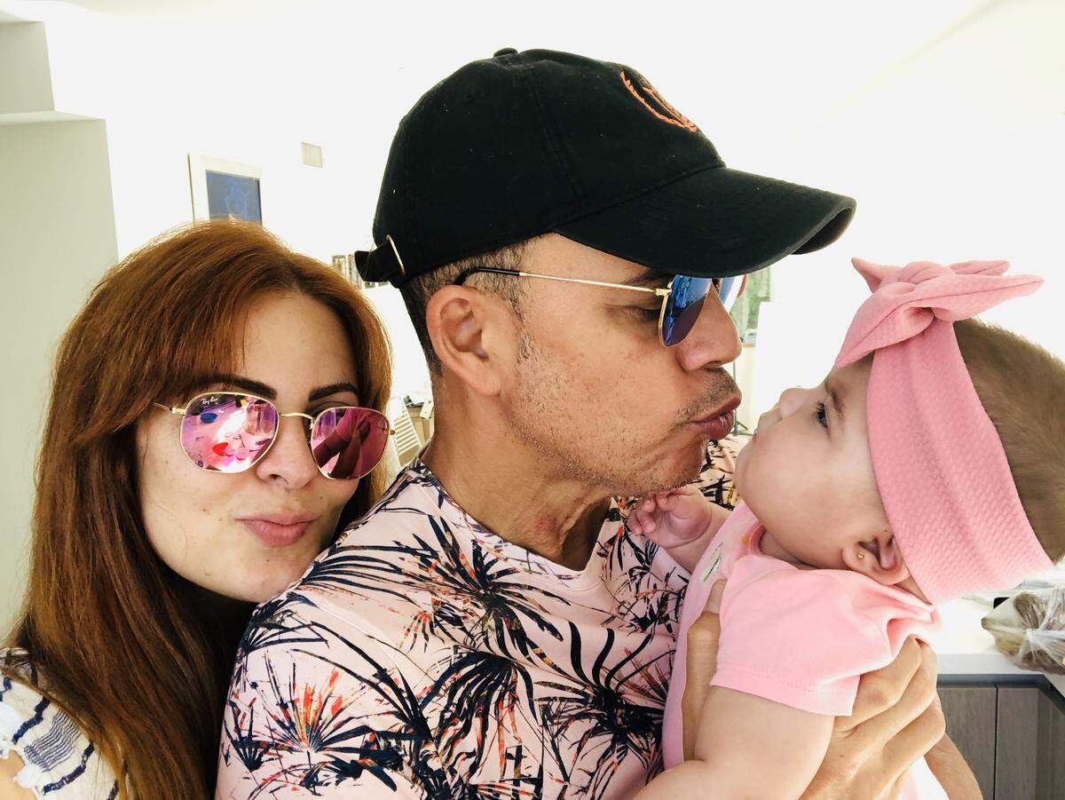 Alexis Valdés y su esposa Claudia Valdés junto a la pequeña Lucía Mia.