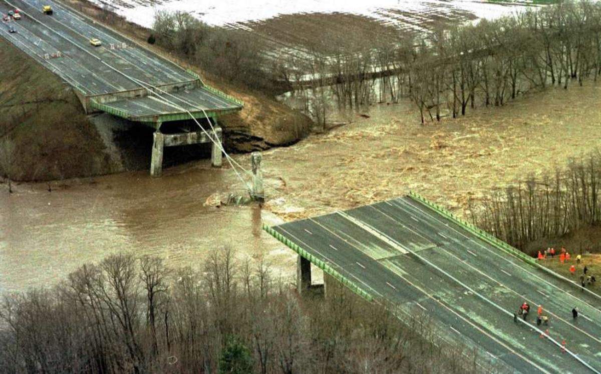 La sección central de un puente sobre el arroyo Schoharie cerca de Ámsterdam, Nueva York, colapsó de manera repentina en abril de 1987.