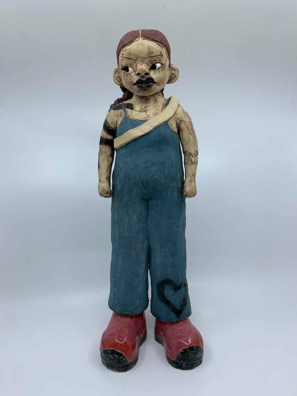 “Sword Protector”, 2022, de Sydnie Jimenez, cerámica esmaltada, 16.5″ x 6″ x 4″. Mindy Solomon Gallery.