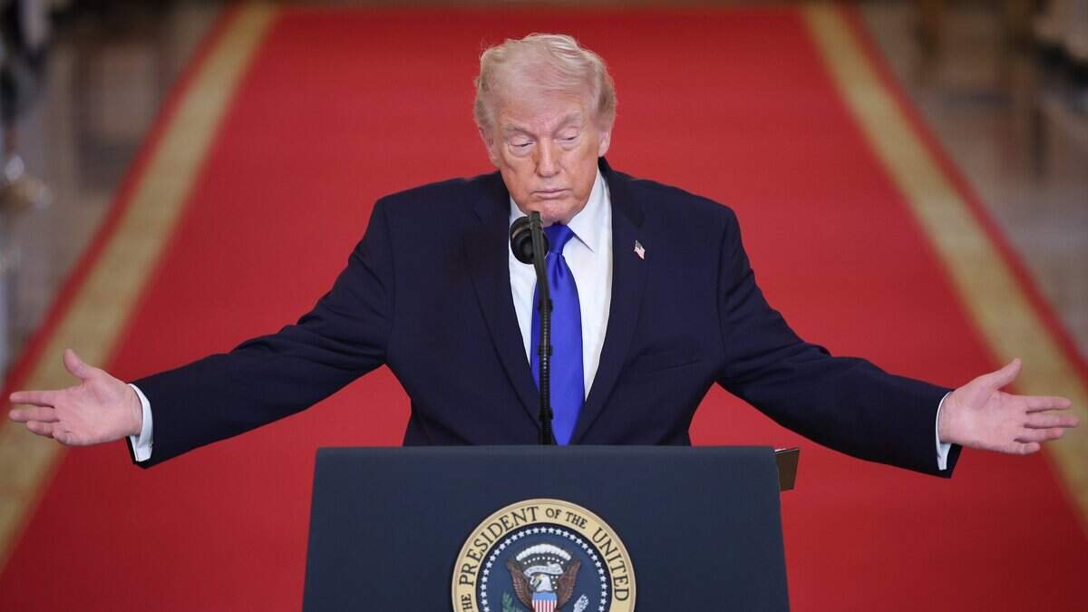 El presidente de Estados Unidos, Donald Trump, habla durante una ceremonia en el Salón Este de la Casa Blanca el 23 de febrero de 2026 en Washington, DC.