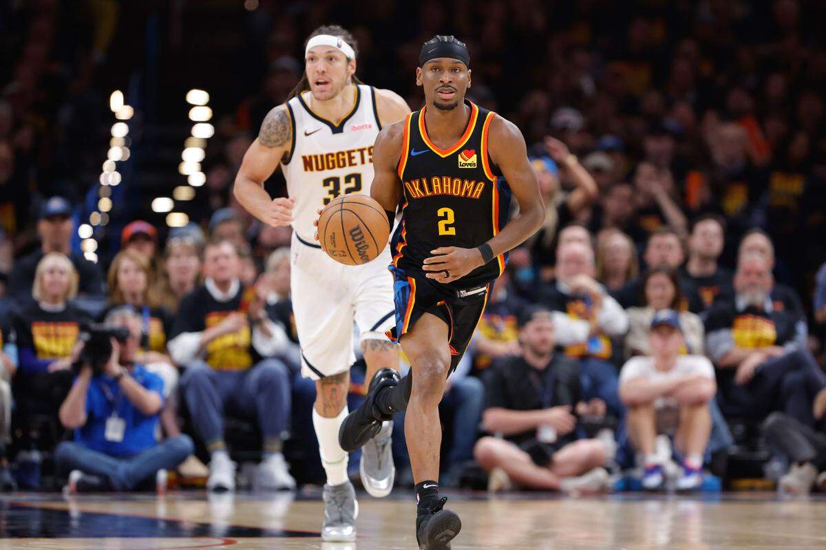 El astro del Thunder conduce el balón ante los Nuggets de Denver, en el primer juego de la serie de playoffs de la NBA celebrado el 5 de mayo de 2025 en Oklahoma.