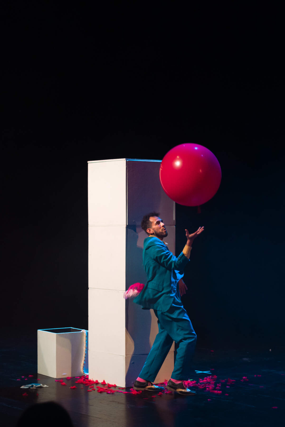Fernando Leija Flores y el globo rojo de “Miedo come todo… sueños al vuelo”.