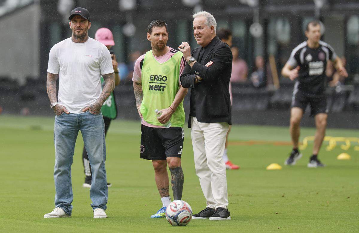 Los propietarios del Inter Miami David Beckham (izq.) y Jorge Mas conversan con Lionel Messi, el jueves 2 de abril de 2026 en el Nu Stadium en Miami. 