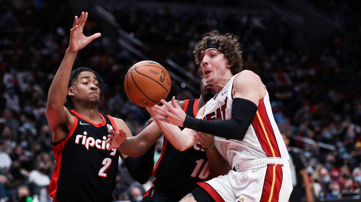 El armador Kyle Guy (der.) ha sido uno de los más destacados entre los jugadores de reemplazo de COVID-19 que el Heat ha traído para completar su nómina.