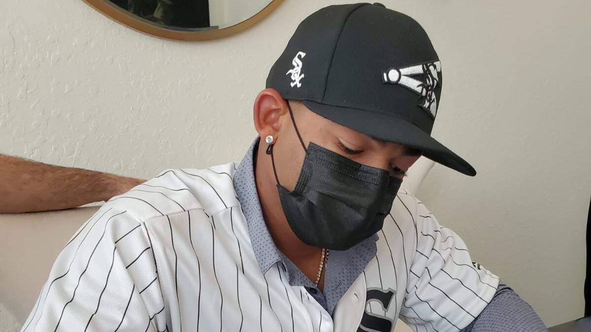 El hermano menor de Yoenis Céspedes, Yoelkis, quien era considerado el mejor prospecto internacional en el mercado de agentes libres,firmó con los Medias Blancas de Chicago con un bono superior a los $2 millones.